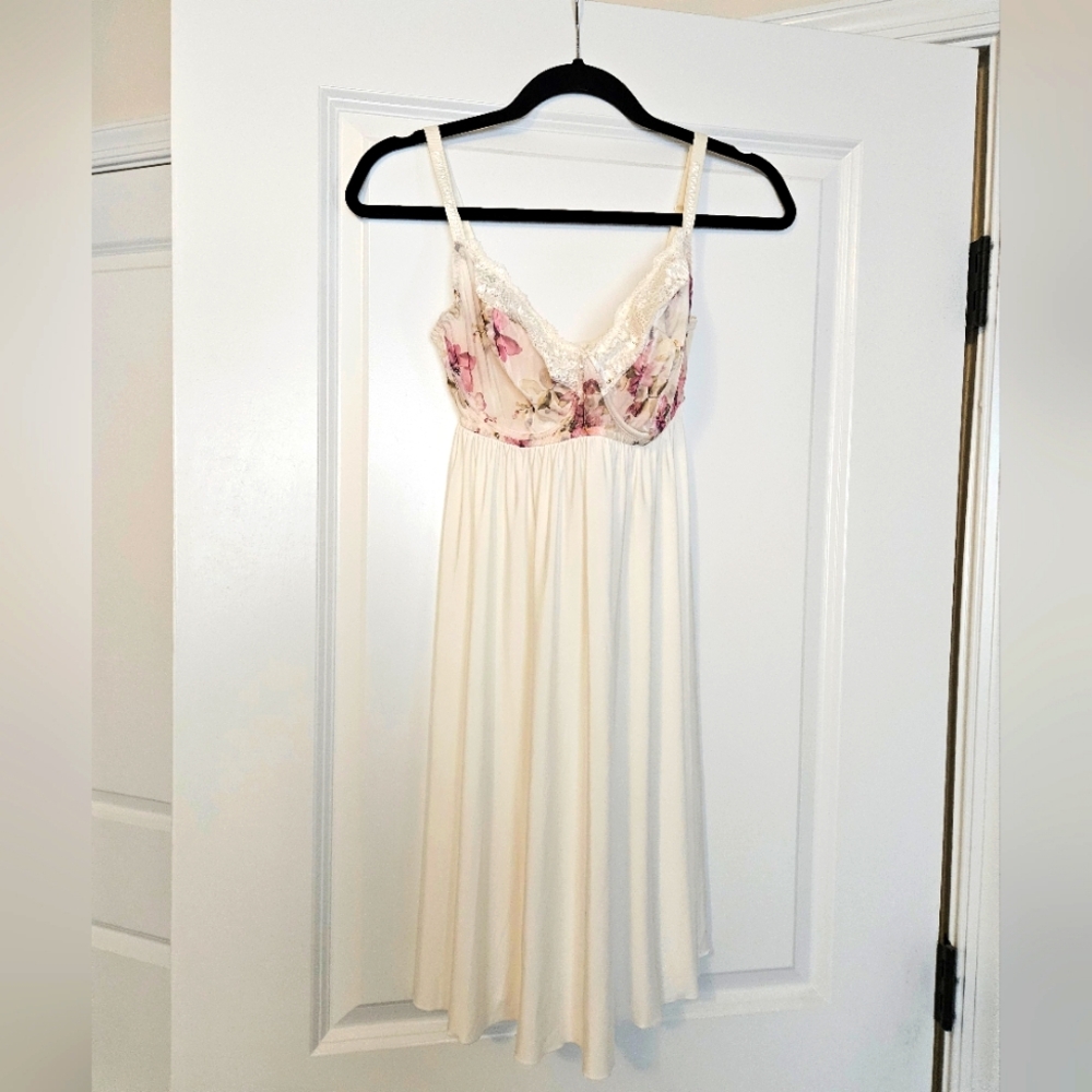 Floral off-white babydoll nightgown 32H US